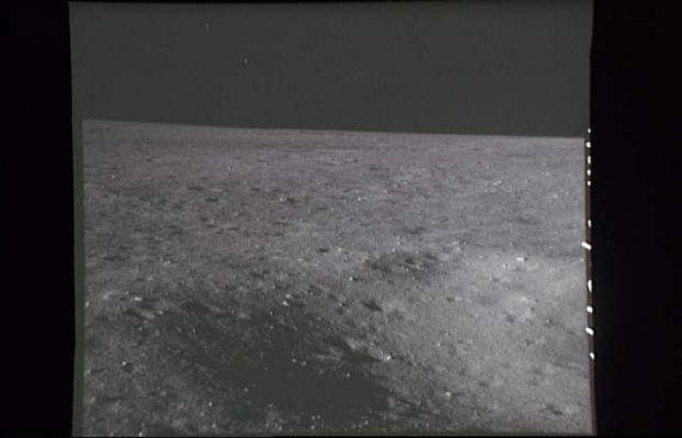 AS 11-39-5744 - A star over the Sea of Tranquillity (3)
In realtà l'ipotesi del "ritocco manuale" ci pare la più plausibile, sebbene essa risulti anche la più stupida. Perchè? Perchè non è necessario possedere atrrezzature sofisticatissime per l'analisi fotografica ed il fotoritocco per scoprire quando una foto è genuina e quando non lo è. Basta anche (e solo) un pizzico di "occhio". Comunque sia, anche in questo frame si può vedere questa stella brillare in cielo. Solo che adesso, un pò più in alto a Sn, si può vedere anche qualcosa d'altro. Un altra stella?
Parole chiave: Possible Anomaly