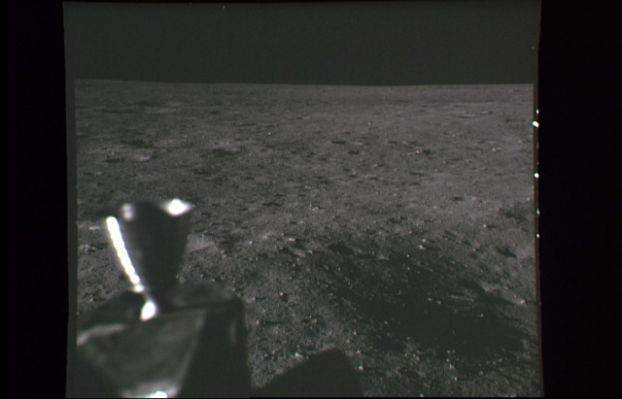 AS 11-39-5745 - A star over the Sea of Tranquillity (4)
L'angolo visuale appare leggermente modificato così come è - naturalmente, diverso l'angolo di ripresa. Il cratere in prossimità del LM è sempre lo stesso e la "stella" si può ancora vedere molto chiaramente. Ma si tratta della stessa stella delle immagini precedenti? Noi crediamo di si. All'estrema Dx dell'immagine, inoltre, sembra di potersi intravedere un altro oggetto luminoso puntiforme. E' un'altra stella o un oggetto in movimento rapido che sta transitando oppure un difetto della pellicola?
Parole chiave: Possible Anomaly