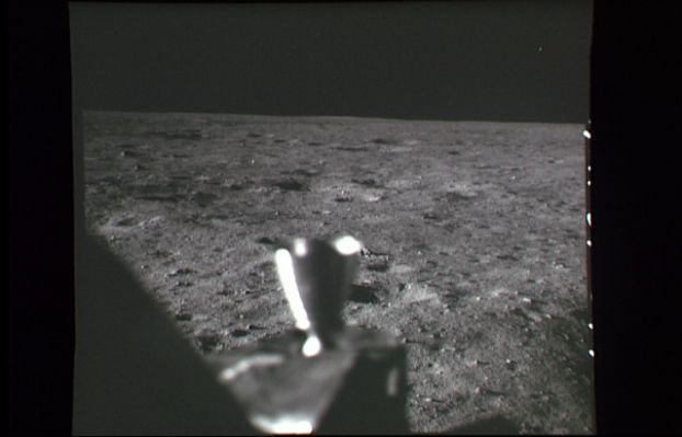 AS 11-39-5746 - A star over the Sea of Tranquillity (5)
Ancora un cambio di angolo di osservazione e quindi di ripresa. La stella si vede sempre ed appare in posizione assolutamente stazionaria. Tutto sembra coerente e tranquillo, eppure...Nel frame successivo potrete notare che la "stella" che ci ha tenuto compagnia per alcuni scatti "scompare" e ne appare un'altra, molto più in basso.
Nota: alcuni studiosi del Gruppo "Enterprise Mission" (guidato dal Dr Richard Hoagland) hanno supposto che la stella luminosa di cui abbiamo parlato sino ad ora fosse Sirio...
Parole chiave: Possible Anomaly