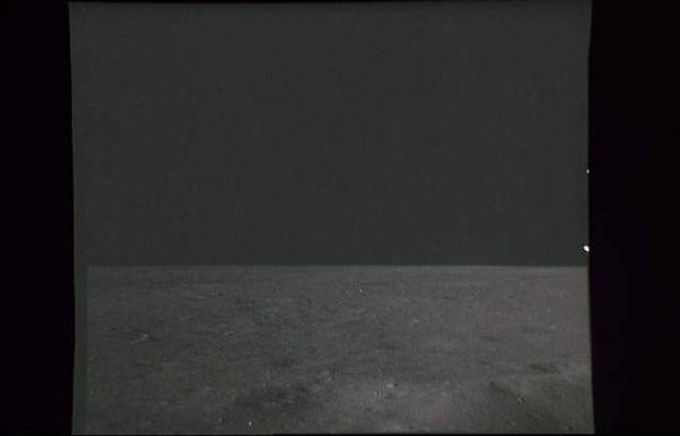 AS 11-39-5748 - Black sky
...Bisognerebbe valutare e considerare non solo i dati che supportano la tesi che piace di più, ma anche quelli che la contrastano o, addirittura, la rendono NON plausibile. Ed infatti, come per "magia", adesso il cielo sopra il Mare della Tranquillità è completamente "sgombro da nubi e da stelle". Che cosa è successo?Cos'era quella "luce" che splendeva in cielo nei frames precedenti? Vorremmo poter rispondere, ma è proprio questo il problema della ricerca sull'Ignoto: non sempre rispondere è possibile...
Parole chiave: Lunar Horizon