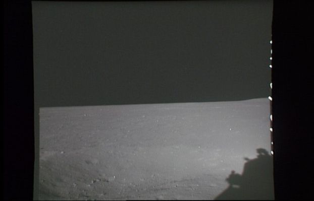 AS 11-39-5749 - A Sea of darkness
Ancora un'immagine del Mare della Tranquillità, così come appariva dall'interno del LM. Nessuna stella in cielo (anche se è possibile che nella versione originale uncompressed qualche stella potrebbe apparire) e, comunque, nessuna traccia del brillante punto luminoso che ci aveva accompagnati per svariati frames precedenti.
Parole chiave: Postcards from the Moon