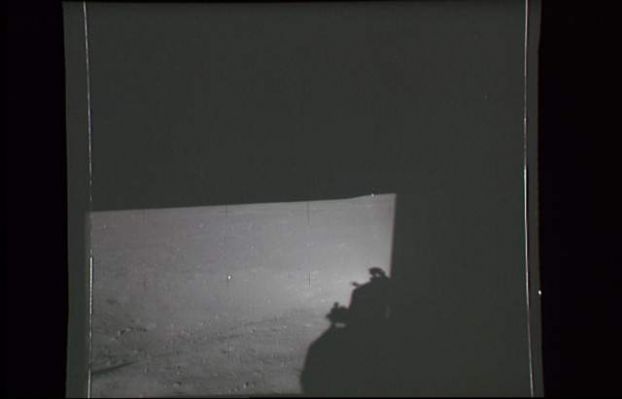 AS 11-39-5750 - Another flare?
Il solito "panorama ridondante" ma, questa volta, qualcosa si è "acceso", proprio sul filo dell'orizzonte, a ridosso della solita collina lontana. Un outgassing (cioè un Fenomeno Lunare Transitorio)? O forse una navicella spaziale aliena che sta atterrando? O magari un "faro ottico"? Niente di tutto ciò. Ancora una volta, dopo aver preso visione del frame originale uncompressed, abbiamo dovuto prendere atto che si tratta solo di un difetto dell'immagine causato dall'iperprocessing.
Parole chiave: Defective picture