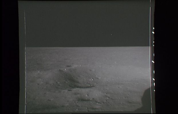 AS 11-39-5751 - Syrius?
Bisogna riconoscere che il cielo Lunare è un costante enigma. Ed infatti, magicamente, dopo essere "sparita" per qualche tempo e per un certo numero di scatti, la "stella" solitaria che avevamo incontrato a partire dal frame AS 11-37-5742. La posizione dell'astro (se di astro si tratta...), adesso, appare leggermente cambiata rispetto al frame 5742 però si tratta di un fatto naturale: è passato del tempo dal primo scatto. Allora si tratta proprio di Sirio? Proviamo ad osservare il frame successivo...
Parole chiave: Possible Anomaly