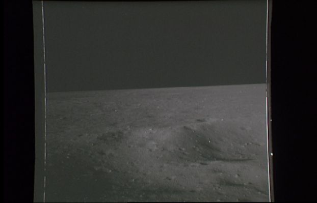 AS 11-39-5752 - Pitch Black
No, pensiamo proprio che non si tratti di Sirio, nè di qualsiasi altro corpo celeste "fisso" (stella o pianeta). La Stella Solitaria, infatti, è sparita un'altra volta. Il frame originale uncompressed AS 11-37-5751 (cioè il precedente) mostrava CHIARAMENTE l'esistenza di un punto luminosissimo nel cielo che NON era un difetto dell'immagine. Ma questa sorgente luminosa puntiforme e brillantissima adesso è sparita. EccoVi la nostra ipotesi...
Parole chiave: Lunar Horizon