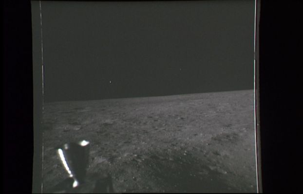AS 11-39-5753 - Bright "Star-like" object over Apollo 11 (1)
La nostra ipotesi è che gli astronauti di Apollo 11 siano i testimoni (unici?) di uno spettacolo davvero sensazionale: oggetti luminosi in movimento rapidissimo nel cielo Lunare, proprio davanti ai loro occhi. Armstrong ed Aldrin scattano febbrilmente fotografie su fotografie cercando di documentare questo incredibile spettacolo. Anche gli astronauti di Apollo 12 faranno la stessa cosa e vedremo le loro foto in seguito. In questo frame, ovviamente, la Stella Solitaria riappare all'orizzonte...in compagnia!
Parole chiave: Anomaly