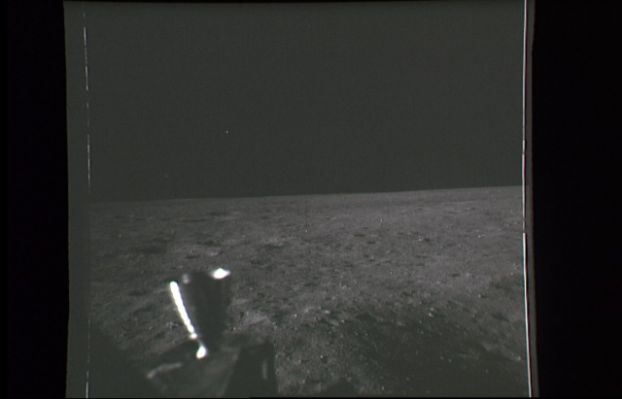 AS 11-39-5754 - Bright "Star-like" object over Apollo 11 (2)
E' molto semplice valutare lo spostamento dell'oggetto luminoso principale confrontando questo frame con il precedente. Le due foto sono praticamente identiche e l'angolo di ripresa è, sostanzialmente, lo stesso. Ma lo "star-like" object si è spostato: adesso è MOLTO più alto sull'orizzonte rispetto al frame 5753. Sirio (o un qualsiasi altro corpo celeste) non avrebbe potuto modificare la propria posizione in modo così drammatico nei pochi istanti che separano i due scatti!
Parole chiave: Anomaly