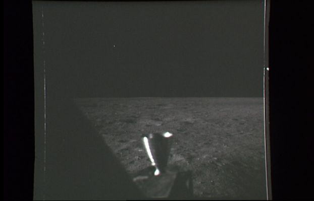 AS 11-39-5755 - Bright "Star-like" object over Apollo 11 (3)
Adesso il punto luminoso è davvero alto sull'orizzonte e gli astronauti continuano a fotografarlo. 
A noi non piace avanzare ipotesi "suggestive" per il solo piacere di "stupire" gli Osservatori ma, in questo caso, ci pare davvero impossibile pensare che lo "star-like" object possa essere qualcosa di "naturale". 
I Vostri commenti saranno apprezzati (anche a fini statistici)!
Parole chiave: Anomaly