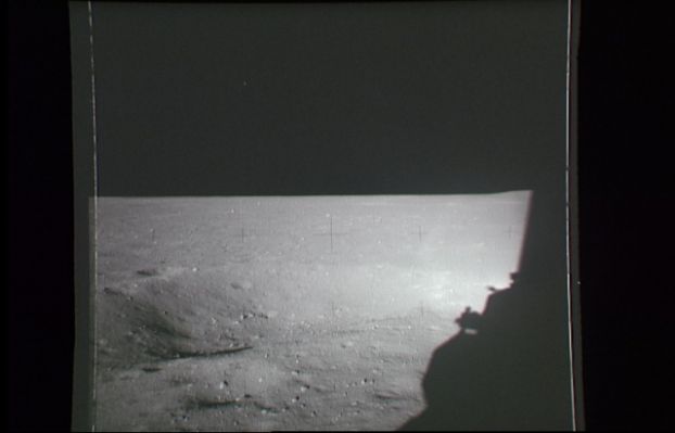 AS 11-39-5756 - Bright "Star-like" object over Apollo 11 (4)
L'oggetto volante luminoso adesso sembra perdere un pò della sua brillantezza. E' molto alto sull'orizzonte Lunare e gli astronauti continuano a (tentare di) fotografarlo.
Parole chiave: Anomaly