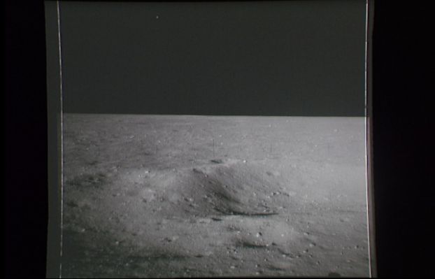 AS 11-39-5757 - Bright "Star-like" object over Apollo 11 (5)
La lucentezza dello star-like object è nuovamente molto elevata. La sua posizione, alta sull'orizzonte, stazionaria. A volte, guardando questa immagine, viene da pensare a due mondi che si osservano vicendevolmente: Apollo 11 guarda lo star-like object e lo star-like object guarda Apollo 11. Ma questa interpretazione, forse, non è fantascienza. Tutt'altro.
Parole chiave: Anomaly