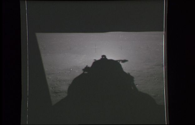 AS 11-39-5763 - Moonscape
Dopo il frame AS 11-37-5757 l'oggetto luminoso scompare e gli astronauti si rimettono a scattare fotografie del tipo "Postcards from the Moon". Forse non hanno null'altro da fare, mentre sono in attesa dell'ora del decollo dalla Luna e dell'inizio del rientro a casa o forse stanno cercando di documentare qualche altro evento anomalo. 
O forse stanno solo seguendo le Procedure Operative Apollo 11. 

Decidete Voi...
Parole chiave: Postcards from the Moon