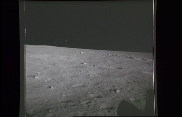 AS 11-39-5767 - A new "star-like" object over the Sea of Tranquillity! (1)
Ma la "quiete" del cielo Lunare sembra avere vita breve: un nuovo punto luminoso si affaccia all'orizzonte e viene immortalato dalla fotocamera. E' molto basso sull'orizzonte. Potrebbe essere una stella o qualsiasi altra cosa. Ma un dato è certo: bisogna osservare il suo "comportamento" prima di tentare di formulare un'ipotesi. Nel prossimo frame l'oggetto sarà più o meno luminoso? Sarà nella stessa posizione, in una posizione diversa o sarà "sparito" del tutto?
La "Ricerca" è questo: porsi della domande!
Parole chiave: Anomaly