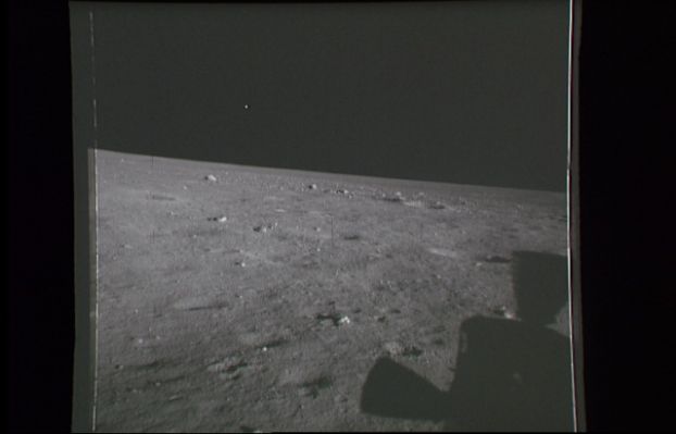 AS 11-39-5768 - A new "star-like" object over the Sea of Tranquillity! (2)
Eccolo: lo "star-like" object è decisamente più luminoso adesso; è anche molto più alto sull'orizzonte rispetto a prima ed i punti di riferimento che abbiamo sulla superficie lunare ci dicono che si è spostato verso la Dx del LM e dell'Osservatore. E' difficile guardare queste immagini e non cominciare a porsi domande che vanno oltre la scienza convenzionale e la razionalità.
Noi non sappiamo che cosa sia quella "luce" che brilla in cielo, ma possiamo cominciare a dire cosa NON è.
Parole chiave: Anomaly