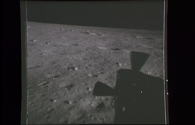AS 11-39-5769 - A new "star-like" object over the Sea of Tranquillity! (3)
Certamente non è una stella o un pianeta. Certamente non è un difetto del film derivante da iperprocessing (l'oggetto luminoso, infatti, è ben presente anche nel frame originale uncompressed). 
La cosa che più ci sbalordisce, però, oltre al contenuto altamente suggestivo delle immagini, è la totale mancanza di indagine su questi documenti storici da parte di coloro che dovrebbero essere i più bravi ed i più informati in materia: la NASA, gli Scienziati, gli Studiosi ed anche i Ricercatori Privati..
Parole chiave: Anomaly