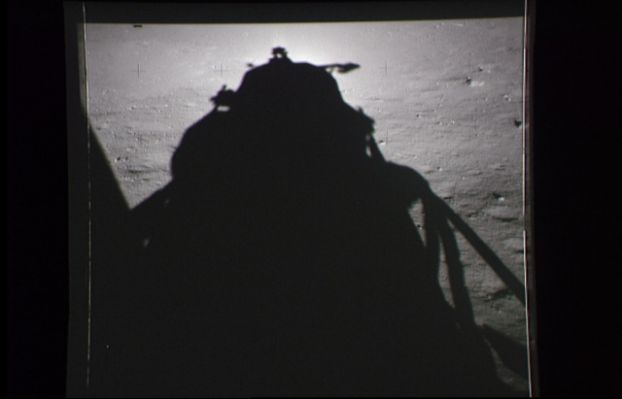 AS 11-39-5771 - A linear shadow (1)
Un esempio di ricerca: in alto a Sn dell'immagine, quasi a ridosso della linea dell'orizzonte lunare, appare un'ombra lineare abbastanza curiosa. Potrebbe essere qualsiasi cosa e la fantasia, davanti a queste "anomalie", comincia subito a cavalcare. Purtroppo non siamo in possesso del frame originale uncompressed in questo caso ma comunque, usando mezzi di elaborazione fotografica assolutamente alla portata di tutti, abbiamo formulato un'ipotesi.
Parole chiave: Anomalous shadow