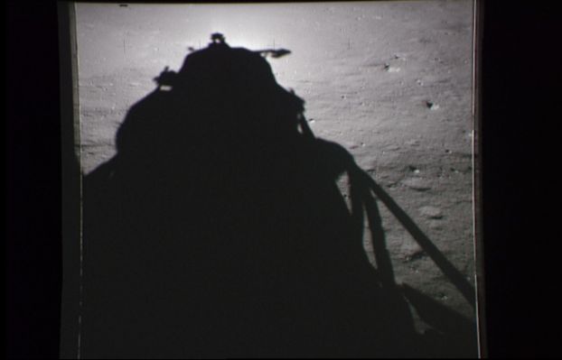 AS 11-39-5772 - A linear shadow (2)
Si dovrebbe trattare di un difetto della pellicola o, molto più probabilmente, di un "corpo estraneo" (probabilmente un granello di polvere) che si è insinuato all'interno dell'obbiettivo della fotocamera. Si può notare, infatti, che le varie foto mostrano un cambio dell'angolo visuale di ripresa, mentre la "macchia scura" (ciò che abbiamo chiamato "ombra lineare") rimane sempre allo stesso posto. Si veda il frame AS 11-37-5773 per conferma.
Parole chiave: Anomalous shadow