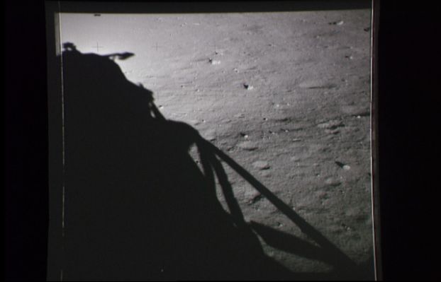 AS 11-39-5773 - A linear shadow (3)
Puntuale la conferma: ancora un cambio di angolo di ripresa, ma l'ombra anomala resta allo stesso punto di prima. Al 99%, dunque, l'anomalia, in questo frangente, è solo un granello di polvere o, comunque, un qualcosa a cui non fa riscontro un oggetto "reale". 
E adesso una riflessione: noi stiamo analizzando delle immagini (incredibili!) e, studiandole, avanziamo delle ipotesi. Forse sono giuste e forse no. Se ci viene chiesto un parere, noi lo abbiamo e possiamo sostanziarlo...
Parole chiave: Anomalous shadow