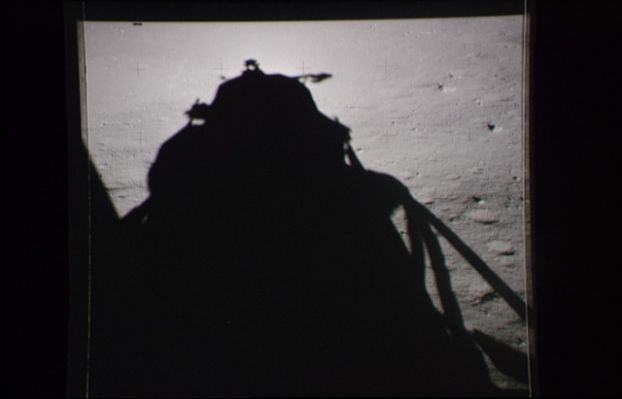 AS 11-39-5775 - A linear shadow (5)
...questo ragionamento a noi sembra semplice e razionale. Comunque facile da capire e, per chi opera in questo settore, facile da accettare. E invece no. Ribadiamo: la NASA, svariati Scienziati (convenzionali e studiosi di Scienze Nuove) ed anche semplici Appassionati di Scienza e Spazio, sebbene cortesemente interpellati (più e più volte) non esprimono pareri. Non rispondono. Non "hanno tempo" per queste "sciocchezze". E allora la domanda originale ritorna: ignoranza, incompetenza o pura mala fede? 
Parole chiave: Anomalous shadow