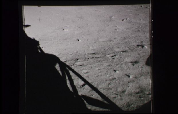 AS 11-39-5776 - A linear shadow (6)
Un'ultima immagine di supporto a questa piccola prolusione che ci è comunque servita per chiarire alcuni concetti che riteniamo debbano essere d'ispirazione a chiunque scelga di svolgere un lavoro di ricerca all'interno di un campo delicato e complesso come quello che stiamo cercando di illustrare e raccontare. Insomma: documentarsi il più possibile e prestare attenzione a quello che si dice e scrive: sempre. Paura di "esporsi": mai. Altrimenti è meglio andare al bar a parlare di Sport, Spettacolo e Gossip.
Parole chiave: Anomalous shadow