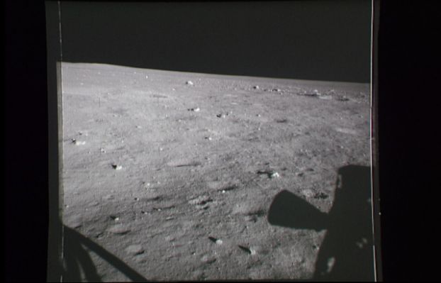 AS 11-39-5778 - Moonscape
Adesso sarà certamente più facile capire perchè anche le immagini che "non dicono nulla di nuovo" - come questo frame - sono comunque importanti. Lo sono perchè servono come termine di paragone e di raffronto per capire quanto raffigurato da altre immagini, identiche solo in apparenza. Se vogliamo capire (anzi: intuire...) quello che è successo sulla Luna, dobbiamo cercare di entrare il più possibile in quel Modulo Lunare e nella testa degli astronauti. Dobbiamo cercare di ragionare come loro e per farlo...
Parole chiave: Moonscapes