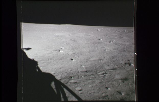 AS 11-39-5779 - Moonscape
...dobbiamo abituarci a guardare le cose come le vedevano loro. Dobbiamo cercare di "capire" che siamo sulla Luna e che quindi ciò che accade lassù NON può essere nè vissuto, nè interpretato alla stregua di come lo faremmo stando a casa nostra, sulla Terra. 
Un esempio? Di notte alziamo gli occhi al cielo e vediamo decine di aerei passarci sulla testa. Luci colorate che si muovono: nessuno ci fa caso. Ma se la stessa cosa accadesse mentre siamo sulla Luna? Luci colorate che si muovono...Pensateci bene!
Parole chiave: Moonscapes