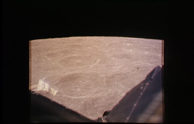 AS 11-40-5844 - In flight (1)
Una bellissima immagine della Luna dalla navicella Apollo mentre percorre una delle sue orbite attorno al nostro Satellite. 
Questa foto non si presta ad alcun tipo di analisi (scientifica o non): è bella e basta. Fa parte, dunque, di quella serie di "Postcards from the Moon" di cui abbiamo già parlato. Due note: la macchia bianca sulla Sn è un riflesso proveniente dall'interno della navicella (un dettaglio della tuta spaziale di un astronauta); il punto nero a Dx è un difetto (un graffio?) del film.
Parole chiave: The Moon from Space