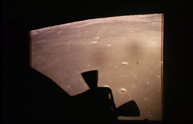 AS 11-40-5846 - In flight (2)
Una zona della Luna che è stata (e sarà) fotografata svariate volte, a partire dalla Missione Apollo 10. In questa immagine si può vedere meglio quel "punto nero" che avevamo già individuato nel frame AS 11-40-5844. 
Ad una più attenta analisi possiamo dire che forse non si tratta di un graffio, bensì di un corpuscolo estraneo che si è annidato all'interno della fotocamera. 
Le due ombre scure che sono facilmente distinguibili a Dx dell'immagine sembrano essere un semplice riflesso.
Parole chiave: The Moon from Space