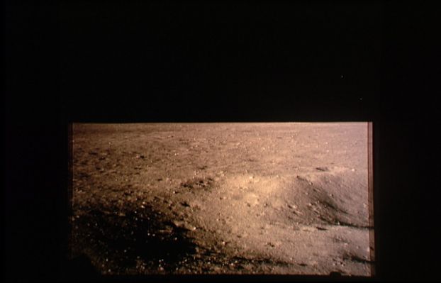 AS 11-40-5848 - On the Moon (2)
E' solo una leggera variazione di angolo visuale l'elemento che distingue questo fotogramma dal precedente. Il corpuscolo (almeno così noi crediamo) che aveva "inquinato" le tre immagini che precedono è sparito. Il cielo della Luna è "solid black".
Parole chiave: Postcards from the Moon