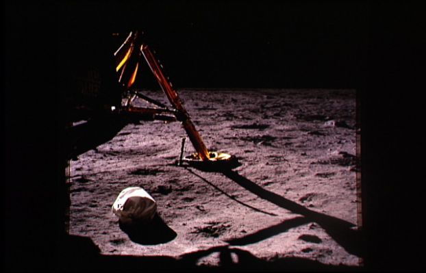 AS 11-40-5850 - A detail of the Lunar Module (1)
In questa immagine possiamo apprezzare un dettaglio di una delle "gambe" del Modulo Lunare. Anche questo tipo di fotografie costituisce oggetto di una Procedura Operativa (analisi e documentazione dello stato esterno della nave spaziale) e proprio fotografie come queste sono state causa di innumerevoli accuse di falsità e successive polemiche. Ne parleremo...
Parole chiave: LM