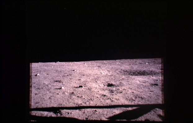 AS 11-40-5857 - A long shadow
Questa fotografia ci è apparsa intrigante poichè, anche se è abbastanza ovvio che la lunga ombra che si scorge in primo piano è quella di una delle "gambe" del Modulo Lunare, comunque la sensazione generale che si riceve è quella di un paesaggio davvero strano e, per certi versi, lugubre. 
Ma quest'ultima, forse, è un'impressione/sensazione solo nostra...
Parole chiave: Unusual shadows