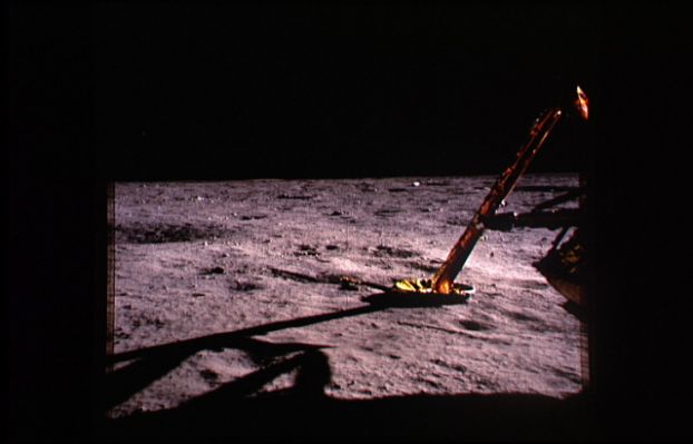 AS 11-40-5858 - A detail of the Lunar Module (2)
Un altro dettaglio di una delle gambe del Modulo Lunare e, allo stesso tempo, un'immagine che ha fatto e farà a lungo discutere (insieme ad altre simili): "...il suolo Lunare è molto polveroso e questa polvere si attaccava dappertutto..." (citazione da Neil Armstrong - Official Press Conference post rientro). Se questo è vero, come mai il Modulo Lunare in generale e le sue "gambe" sono perfettamente pulite? Il polverone sollevato durante l'allunaggio, DOVE si è depositato? Perchè non si è attaccato al LM?
Parole chiave: LM