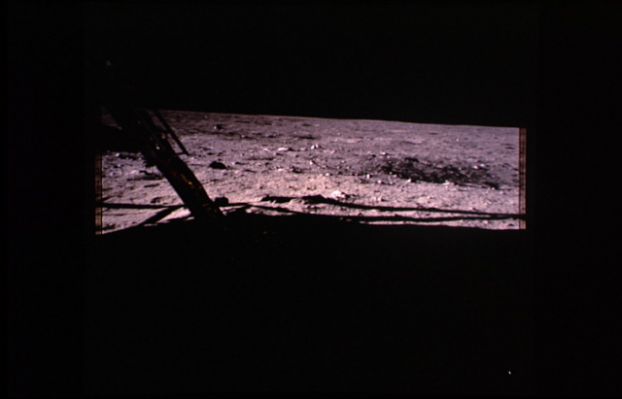 AS 11-40-5859 - A detail of the Lunar Module (3)
Le domande accennate in sede di commento al frame precedente sono tutte domande legittime ed alle quali è davvero difficile dare una risposta. In sede di commento preliminare possiamo dire che, laddove la definizione dell'immagine migliora, è possibile notare che (almeno) le "gambe" del LN sono alquanto impolverate (specie in prossimità del suolo). 
Ma che l'intero LM sia "scintillante" e, sostanzialmente, pulito (nonostante il polverone sollevatosi durante l'allunaggio) è un fatto (inspiegabile, ma) vero.
Parole chiave: LM