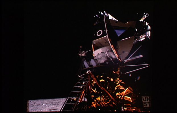 AS 11-40-5863 - A detail of the Lunar Module (4)
Un'altra foto controversa: "...il contrasto luce-ombra era tagliente: accecante la lucentezza delle aree esposte ai raggi solari, buio pesto e totale nelle zone in ombra..." (ancora una citazione da Neil Armstrong - Official Press Conference post rientro). 
Se questo è vero, come è possibile distinguere così bene i dettagli del lato in ombra del LM? L'obiezione non è priva di fondamento, ma noi sappiamo che la superficie Lunare possiede, almeno in alcune aree, un elevatissimo grado di riflettenza...
Parole chiave: LM