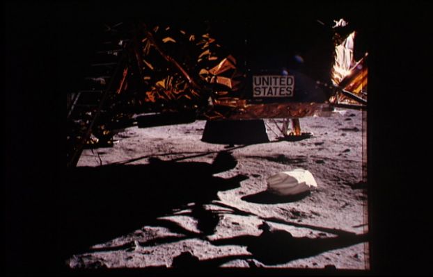 AS 11-40-5864 - A detail of the Lunar Module (5)
...E' quindi molto probabile che la luminosità diffusa percepibile nelle fotografie che ritraggono aree situate "all'ombra" sia causata proprio dall'estrema luminosità che caratterizza le zone della Luna che restano esposte alla diretta illuminazione del Sole. 
Non è forse vero che una superficie altamente riflettente, allorchè intensamente illuminata, è, a sua volta, in grado di illuminare (diremmo "di rimbalzo") altre porzioni di superficie situate all'ombra? Non è un fenomeno raro, se ci pensate...
Parole chiave: LM