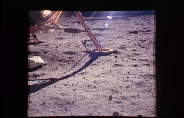 AS 11-40-5865 - A detail of the Lunar Module (6)
...Esperimenti a parte, diciamo che queste considerazioni sono comunque - da sole - non sufficienti a rispondere a tutte le domande ed a tutti i dubbi sollevati da queste immagini. Noi pensiamo che la risposta si trovi non solo nella "riflettenza" della superficie Lunare, ma anche nella estrema "sensibilità" delle pellicole impiegate. In ogni caso, ed almeno a nostro parere, queste fotografie sono state scattate SULLA Luna. Non ci sentiamo di escludere, però, che esse siano state poi "ritoccate" a regola...
Parole chiave: LM