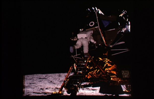 AS 11-40-5866 - Going down the ladder  (1)
...d'arte, per essere più "belle" e "suggestive". 
Ma il fatto di "ritoccare" queste immagini, secondo noi, costituisce una "intollerabile alterazione della verità" ed è per questo motivo che abbiamo deciso di pubblicare le foto without enhancement, così come le abbiamo raccolte e, dunque, così come sono. 
A volte, infatti, per cercare di far "vedere meglio", si finisce con il "non far vedere niente" o, peggio, con il far vedere "ciò che si vuole". E molti "Studiosi" fanno questo "scherzetto"...O no?
Parole chiave: LM