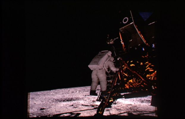 AS 11-40-5867 - Going down the ladder (2)
Questa immagine ci serve per capire meglio il concetto di "irraggiamento" il quale, a nostro parere, è la causa di svariati malintesi ed ipotesi di "falso". Entrambi i frame NON sono stati elaborati da noi, ma la loro differenza "qualitativa" è evidente: AS 11-40-5867 è leggermente sottoesposto, il che equivale a dire che l'immagine è "scura", "buia". Come se fosse stata scattata mentre una "nuvola" passava davanti al Sole. Peccato che il cielo della Luna non ha nuvole..
Parole chiave: LM