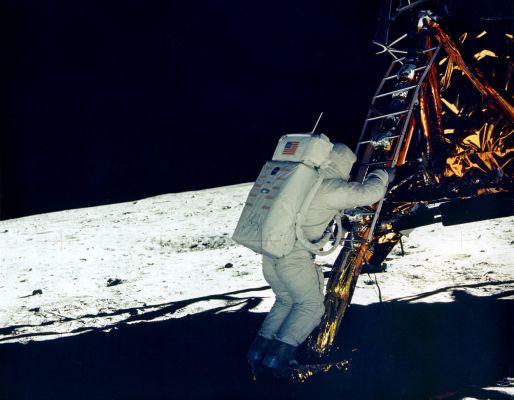 AS 11-40-5869 - Going down the ladder (4)
Questo frame, a ben vedere, sembra essere una mediazione fra il primo scatto (sottoesposto) ed il secondo (sovraesposto). E' una "bella" fotografia, senza dubbio. Certo, l'astronauta (Aldrin) si vede benissimo e questo non si sposa con il concetto di "contrasto estremo fra aree in luce ed aree in ombra", come ha detto Armstrong. Può darsi che queste foto siano state "elaborate" a Terra per migliorare il loro "impatto visivo", ma noi crediamo che esse siano sostanzialmente genuine. La foto "falsa" o...
Parole chiave: LM