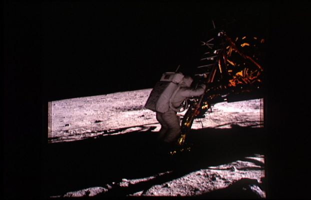 AS 11-40-5869 - Going down the ladder (5)
..."artefatta" è molto diversa da queste ed avremo occasione di vederne alcune (AS 11-40-5881HR e svariati frames delle Missioni Apollo 16 e 17). Una precisazione: quando parliamo di foto "falsa/alterata" noi non intendiamo nè implichiamo che essa NON sia stata scattata effettivamente sulla Luna. 
Noi intendiamo ed implichiamo che essa potrebbe essere stata "manipolata" DOPO. 
Quando? In sede di sviluppo, per esempio.
Parole chiave: LM