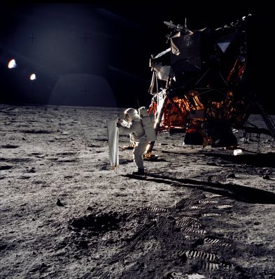 AS 11-40-5872 - The Lunar Module
Un esempio di valutazione complessiva fra dettagli in luce del LM (a Sn) e dettagli in ombra (a Dx). 
E' vero: l'ombra dell'astronauta e del LM "cancella" i dettagli della superficie, ma non impedisce agli altri corpi maggiormente riflettenti (p.e.: la tuta bianca, la struttura oro e metallo del LM) di "catturare" la luce circostante e, conseguentemente, di illuminarsi "di riflesso".
La nostra è un'ipotesi, naturalmente, la parola definitiva dovrebbe spettare ad altri ma le risposte, purtroppo, latitano.
Parole chiave: LM