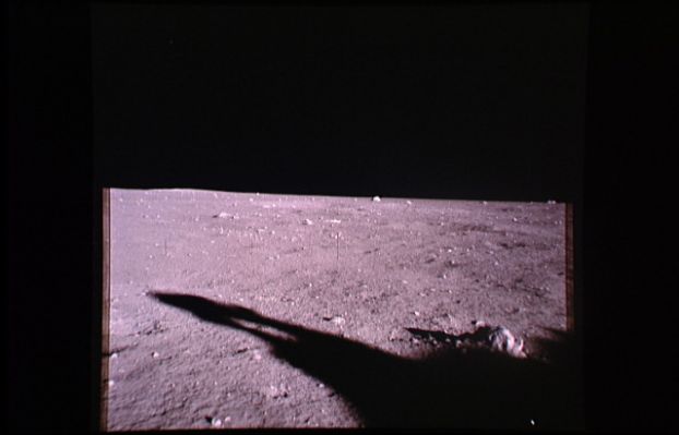 AS 11-40-5882 - A strange shadow - original
Lo stesso frame di cui sopra, ma nella versione NON elaborata, con il colore e la trama originali. Purtroppo è anche questa una versione compressa, ma è comunque utile per capire e per vedere davvero con chiarezza che cosa intendiamo quando parliamo di "alterazione" dell'immagine mediante ricorso a software per fotoritocco. E poi siamo davvero sicuri che l'immagine "edited" sia più bella e realistica?
Parole chiave: Anomalous shadow