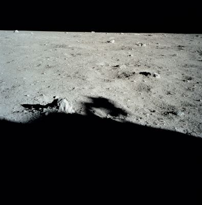 AS 11-40-5883 - Another strange shadow - edited
A parte le considerazioni sul fatto che anche di questo frame Vi proponiamo sia la versione "corretta" (ed in Alta Risoluzione), sia la versione originale, ci troviamo comunque davanti ad un'altra "curiosità" Lunare. Ma di che cosa sarà mai l'ombra "ad arco" che appare sopra l'ombra del LM? E sarà poi un'ombra vera e propria o magari è un avvallamento della superficie? Onestamente non ne abbiamo idea.
Parole chiave: Anomalous shadow