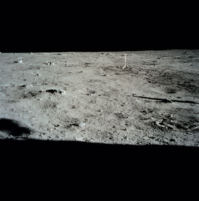AS 11-40-5884 - The working area
Una visione leggermente a Dx del frame che precede. Anche questa immagine è ad Alta Risoluzione ma il "beneficio" dell'HR, purtroppo, si perde completamente ogniqualvolta la foto viene sottoposta a fotoritocco. Una curiosità: dopo aver visionato - letteralmente - migliaia di immagini dell'Apollo Moon Catalog (files originali semplici, ad Alta Risoluzione, compressi e non compressi) diventa abbastanza agevole capire "ad occhio" quali fotografie sono ritoccate e quali non.
Comunque è una bella "cartolina"!
Parole chiave: Anomalous shadow