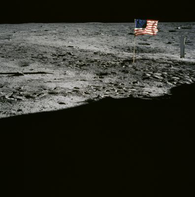 AS 11-40-5885 - The Flag and the shadows (HR)
Un'altra bella "postcard" che ritrae la Bandiera, parte dell'area di lavoro e, soprattutto, il buio dell'ombra proiettata dal LM, nel basso dell'immagine. Notate che il cielo, in tutti i frames "ritoccati", è sempre di un bel nero uniforme. Notate anche la Bandiera: a noi sembra distesa (abbastanza) bene. Come mai nei frames AS 11-37-5480 e seguenti il lato libero appare completamente ripiegato su se stesso? Questione di prospettiva o altro?
Parole chiave: Postcards from the Moon