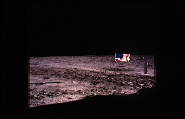 AS 11-40-5885 - The Flag and the shadows - original
Ed ecco la versione originale, compressa e non ad Alta Risoluzione, ma NON ritoccata, deò frame 5885. Notare, oltre alle differenze di colore, la sfuocatura della Bandiera Americana la quale, invece, nella versione HR-edited, risulta (quasi) perfettamente a fuoco. Detto ciò, dobbiamo tornare a porci la domanda di partenza e, agendo con onestà intellettuale, dobbiamo rispondere. 
Una foto "elaborata" (ed i siti "scientifici" presenti sulla Rete ne sono colmi) è comunque "genuina" o è comunque "falsa"?
Parole chiave: Postcards from the Moon