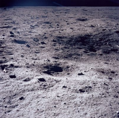 AS 11-40-5888 - Lunar Horizon
Una foto "artistica" e leggermente enigmatica: raggi di Sole ed effetti prismatici nel cielo della Luna. 
Molto suggestiva...
Parole chiave: Moonscapes