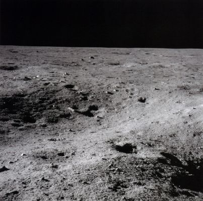 AS 11-40-5889 - Moonscape (1)
In ogni immagine "ravvicinata" della superficie Lunare è possibile scorgere, al suolo, una molteplicità di oggetti dalle forme curiose. Alcuni, guardando non solo le immagini della Luna, ma anche e soprattutto quelle di Marte, rinvengono "manufatti" un pò ovunque (si guardino, p.e., i Siti: Moonanomalies; the Enterprise Mission; Eredità Cydonia ed altri). Avranno ragione? 
Noi siamo convinti che l'Universo sia un ricettacolo di sorprese e di "anomalie", nel senso più ampio possibile della parola...
Parole chiave: Moonscapes