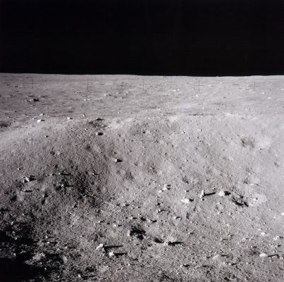 AS 11-40-5891 - Moonscape (3)
...proprio questo: se si cerca "a tutti i costi" di vedere un'anomalia, si finisce SEMPRE ed INEVITABILMENTE con il trovarla. E' una Legge Naturale, diremmo. Esempi? Volete vedere una farfalla disegnata dalle nuvole? Guardate le nuvole per qualche minuto e la vedrete. 
Volete leggere un numero scolpito in una roccia? Fissate la roccia per un pò ed il numero apparirà. Volete scoprire manufatti sepolti tra le rocce di Marte? Guardate qualche fotografia e, siatene certi, dopo un pò vedrete manufatti ovunque.
Parole chiave: Moonscapes