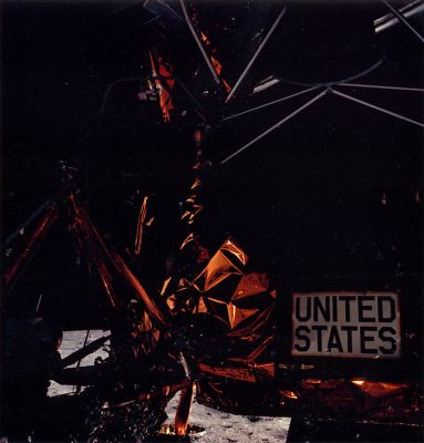 AS 11-40-5894 - The "dark side" of the Lunar Module
La misura di tutte le anomalie è il Ricercatore di anomalie ed il suo atteggiamento mentale. Noi sbagliamo, io sbaglio, altri sbagliano: è un fatto così ovvio che tanto vale accettarlo. 
Però prudenza prima di vedere "shuttles" & "pistons", per esempio, sparsi tra le rocce che circondano la Sonda Spirit, ora su Marte (vedi The Enterprise Mission - cfr Steve Troy and Mars artifacts). 
E, per noi, prudenza prima di vedere UFO che volano sulla Luna in ogni fotografia. Prudenza...
Parole chiave: LM