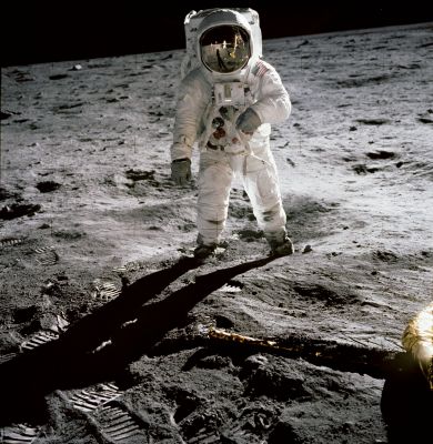 AS 11-40-5903 - Aldrin is walking on the Moon (1) HR
Forse la foto più famosa, assieme alla Terra che sorge dall'orizzonte Lunare, della serie Apollo. Anche questa, purtroppo, è un'immagine controversa ma le riflessioni svolte a proposito di tanti altri frames valgono anche in questo frangente. Si tratta di una foto "ritoccata" e questo dato è indiscutibile. Se non lo fosse, ad esempio, il "colore di fondo" dell'immagine sarebbe molto diverso. 
Si guardi, per capire meglio ciò che intendiamo dire, il successivo frame (che è la versione "normale", non HR).
Parole chiave: Postcards from the Moon