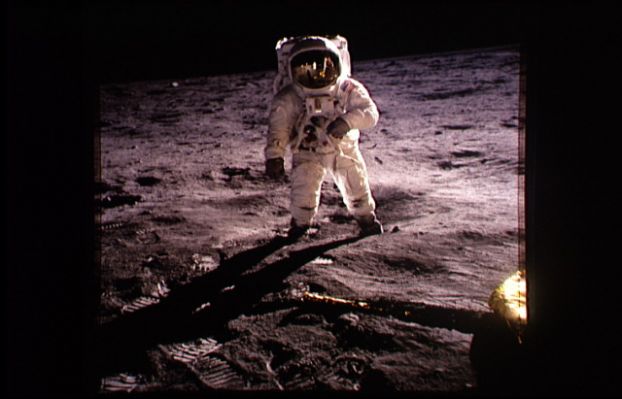 AS 11-40-5903 - Aldrin is walking on the Moon (2)
Sembra incredibile: le due immagini sono due diverse versioni dello stesso frame. Il che vorrebbe dire che si tratta di immagini identiche.
E invece, almeno a nostro parere, il "miglioramento" che si sarebbe dovuto ottenere attraverso l'uso di tecniche di elaborazione fotografica non ha fatto altro che "inquinare" i dettagli, esaltandone alcuni e cancellandone altri. Un suggerimento quindi per i Ricercatori: operare sempre su frame NON HR, possibilmente nella loro versione originale uncompressed...
Parole chiave: Postcards from the Moon
